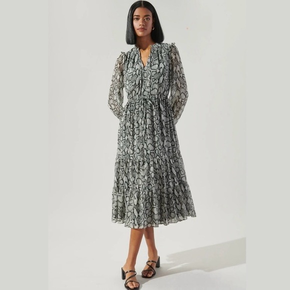 Sugarlips Dresses & Skirts - 💋Sugar Lips💋 NWOT Alina Snake Print Tiered Midi Dress  Size 2X